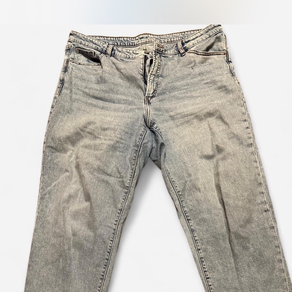 Casual Light Wash Jeans - Picture 3 of 4